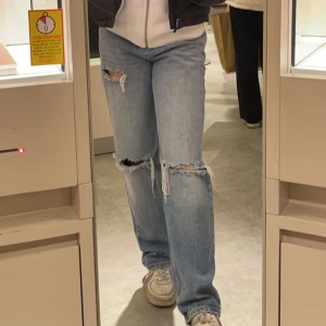 Gina Tricot Jeans - Gamla Gina Tricot jeans som var populära innan. Högmidjade. Använder aldrig längre därför ville jag sälja dom. Köptes för ca 400 kr tror jag men säljer för 100. Priset kan sänkas vid direkt köp. 