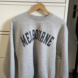 Sweatshirt  - Säljer min tröja, bud börjar på 50kr, köpa direkt för 100kr.🫶🏼 Buda bara om du är seriös och kommer kunna betala!☺️