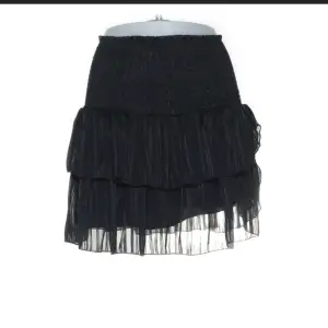 Super fin och glittrig volang kjol från Neo Noir, köpt från sellpy men aldrig använd. Köparen står för frakt 🚚 