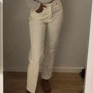 Säljer mina vita jeans som på bra kvalitet. De är helt nya ! 💕