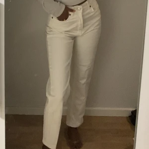 Vita jeans  - Säljer mina vita jeans som på bra kvalitet. De är helt nya ! 💕