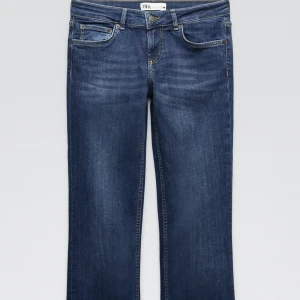 Low Waist bootcut - Säljer dessa jeans💘 De är använda 1 gång !! Storlek 36 men sitter mer som en 34 ❤️ det är slut i nästan alla storlekar!! De är low waist och bootcut💘