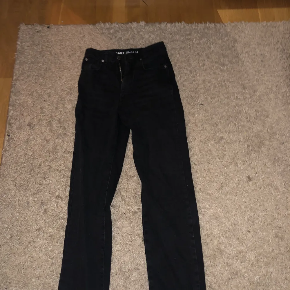 Jag säljer mina fina svarta wide leg jeans ifrån Bikbok, använda 2 ggr💖i storlek Waist 24 length 32. Säljer dom för att dom är lite för långa för mig som är 162! Köparen står för frakten💖💖. Jeans & Byxor.