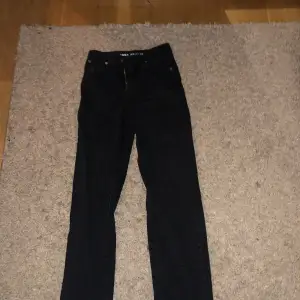Jag säljer mina fina svarta wide leg jeans ifrån Bikbok, använda 2 ggr💖i storlek Waist 24 length 32. Säljer dom för att dom är lite för långa för mig som är 162! Köparen står för frakten💖💖