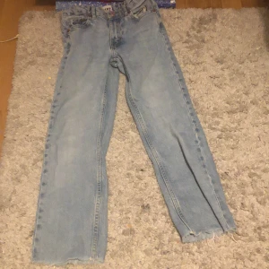 Ljus blåa byxor  - Jag säljer dessa byxor pågrund av att dom har blivit för små får mig. Om ni är intresserade så kan ni kontakta mig💕