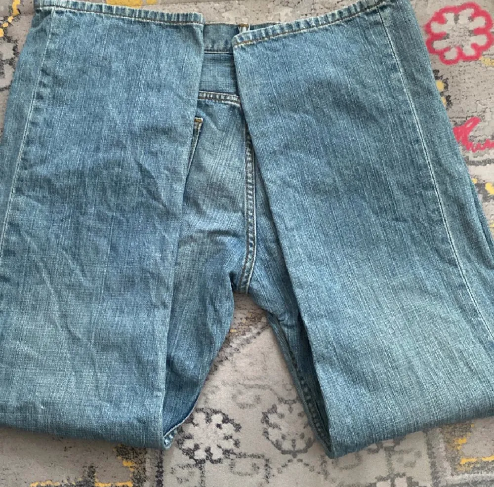 Skit snygga Levis jeans. Ytterst lite användt. Kolla profil för betalning. Kan sälja för mindre vid snabb affär.. Jeans & Byxor.