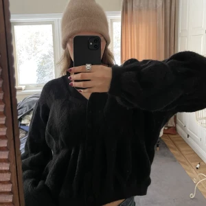 Stickad tröja  - Så fin stickad tröja från & Other stories! Superfint skick och så mjuk och härlig i materialet. Inte stickig ❣️från deras Paris Atelier kollektion🌹🌟