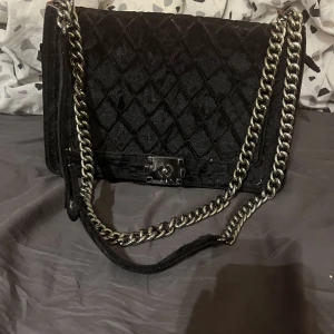 Väska  - Har använt den 6 ggr typ den har tre fack i väskan den i mitten går att stänga