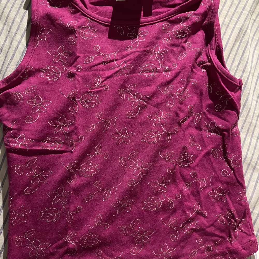 Lila crop top från Kappahl  Strl: xs Pris: 50kr+frakt. Toppar.