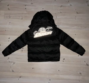 Trapstar Jacka - Helt nyskick på jackan. Säljer via meetup i Jönköping eller så står jag för frakt till köpare