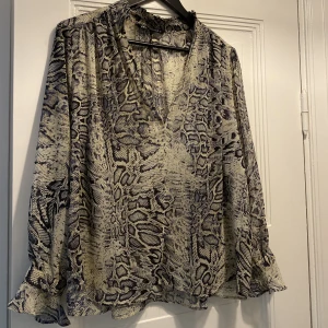 Blus - Ny blus med vackra detaljer. Från Zara. Storlek M. Använt vid ett tillfälle 🤍