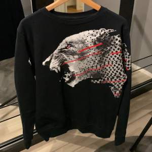 Säljes  Marcelo Burlon Sweatshirt Använd 3 ggr  Skick 9/10 Nypris 4000kr  Köpt på Farfetch  Storlek S (stor storlek) så passar även M!