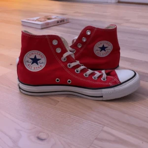 Röda Converse - Säljer dessa Converse i storlek 39,5. Dem är knappt använda så i gott skick. Ny pris: 800 Mitt pris : R 300 + frakt. 