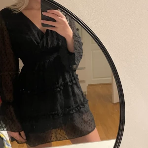 Svart klänning - Jätte fin klänning med prickar som detaljer. Säljer för att den är för kort på mig som är 175. Ni betalar för frakten❤️