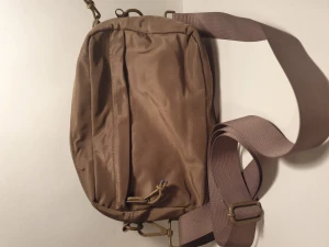 Shoulder bag - Hi! Available at kungsholmen, shipping can be discussed :)   condition: good size: - price: 50kr extra: the string on the zipper is gone but the bag opens and closes perfectly and easily