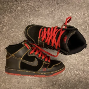 nike dunk unlucky ( kolla beskrivning!) - tja e sugen på o sälja mina feta unlucky dunks. fett lika doom dunks. tyvärr bara ena par snören finns alltså dom röda som kom med och ingen box 😢. lite av en intressekoll, men skicka gärna offers om ni känner er sugna!!! 🥳🥳 strlk 41