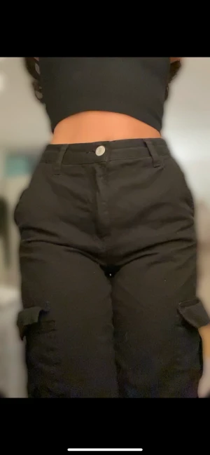 cargo byxor  - hejj säljer dessa skit snygga byxor från pull&bear, aldrig använda endast testade hemma , prislapp finns ej kvar dock :/ dom är i petite längd !☺️säljs pga aldrig kommit till andvändning