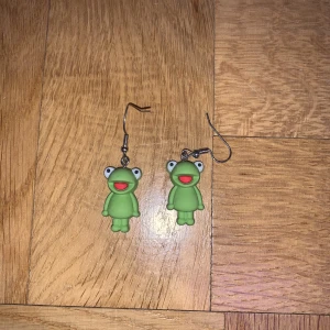 Örhängen  - Asfina örhängen med grodor på❤️
