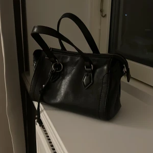 väska  - snygg väska från zara! har täcken på användning (se bild 3)