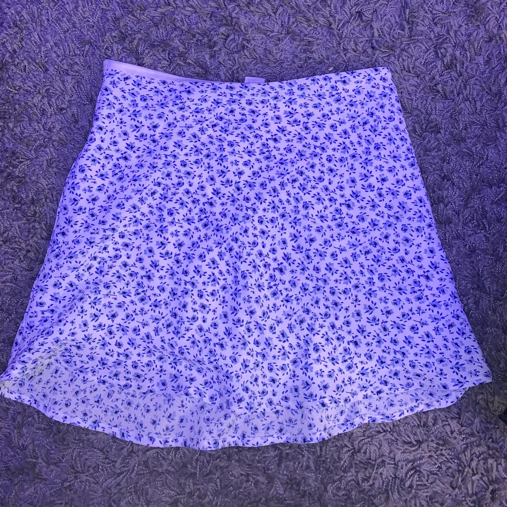 Jättesöt kjol med blåa blommor på som tyvärr är för liten för mig💕. Kjolar.