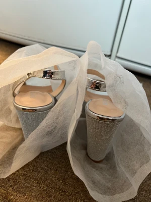 Festig  - Är helt ny, anledning till att jag vill sälja är att den är för liten för mig annars jag älskar den 