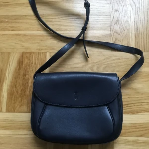 Hobbs axelremsväska  - Helt ny skinnväska i mörkblått. 