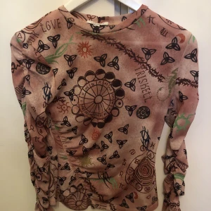 Topshop mönstrad topp - Tröja från Topshop, lite transparent, storlek small! Använd 1 gång. 