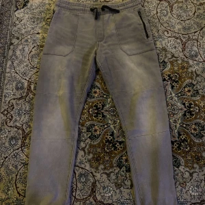 Grå byxor - Har inte används så mycket men säljs för att den är för liten