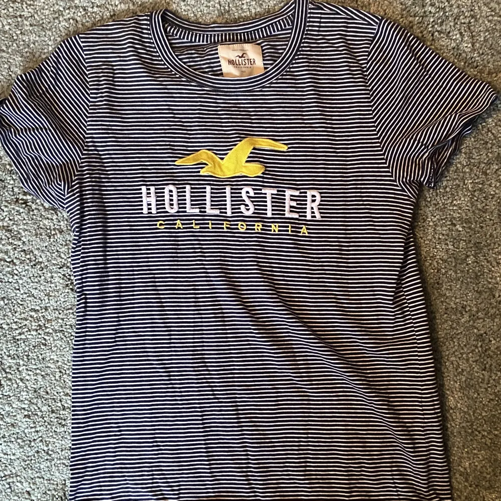Randig T-shirt från Hollister . T-shirts.