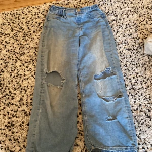Baggy jeans!🫶🫶 - Stora baggy jeans med hål!💕 köpt för ca 1 år sedan. Använd ca 15 gånger! Har klippt hålen själv! (Mina egna bilder)