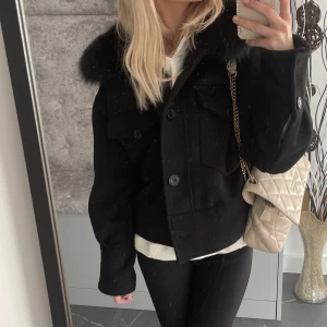 Meotine jacka - Säljer min svarta meotine jacka då jag har tröttnat på färgen, och vill ha en ny!🖤 Fint skick bara att en knapp som är lite lösare än de andra, men inget som stör och funkar som den ska man kan säkert dra åt den! Storlek S/M!🖤