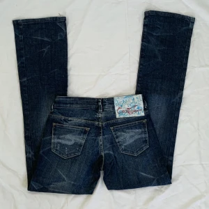 Lågmidjade jeans  - !Använd ”KÖP NU” om du vill köpa! Midja:70 Innerben:80 Obs!går inte att få bild på, för små