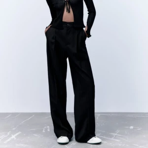 Zara kostymbyxor  - Köpte 2 storlekar behöll en och M finns kvar, aldrig haft på mig byxorna. Lappen finns kvar på. 