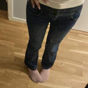 Ett par fett snygga lågmidjade bootcut jeans med 3 knappar, de har även mönster på bakfickorna 💕köpte de på beyond retro för 380 och de är endast testade 🫶säljer pga att jag har får många jeans