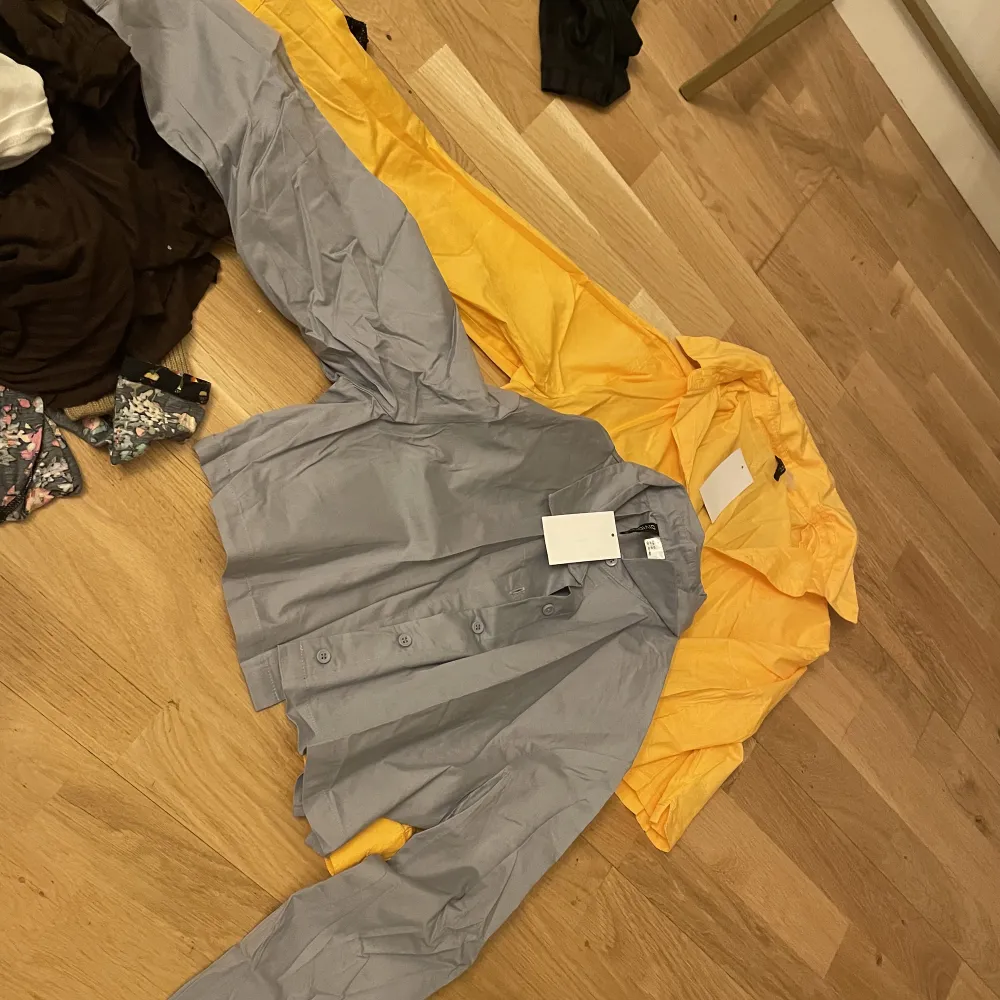 2 helt nya korta skjortor från hm  Storlek xs men mer som S  Grå och orange . Skjortor.