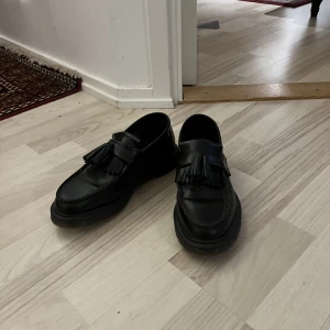 Dr. Martens - ”Adrian” polisched black, stl 39. Nypris: 1600kr. Nyskick. 🤍