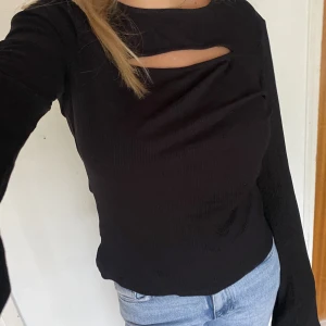 Tröja  - Så fin tröja som kan användas till både fest och vardag men som tyvärr inte kommer till användning💗