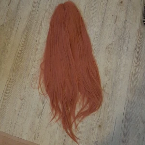 Lång rosa peruk. Syntet. Lace. Så snygg! - Häftig peruk. Mycket bra syntet-kvalitet. Lång! Med lace för att se mer äkta ut. Rosa. Svårt få den rätta nyansen på bild, men den är snyggt rosa iaf. Använd en gång.