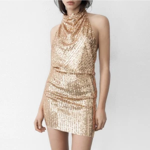 Guld paljettklänning  - Superfin paljettklänning i guld från zara. Säljer på grund av att den va för stor på mig:( inga defekter, ser ut som ny. 66kr frakt tillkommer. Nypris 559kr.