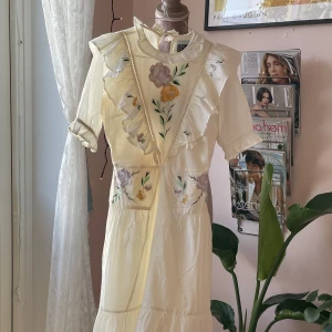 Dress  - Look at this beautiful vintage dress!💕😍 lovey right?