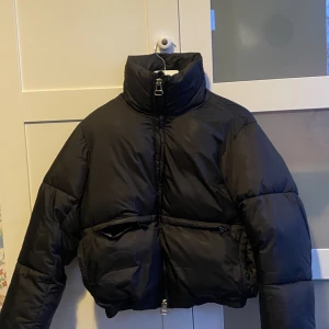 Puffer jacket  - Säljer min svarta pufferjacket från weekday.Använd två säsonger men fortfarande fint skick💓 storlek xs, passar mig som är 169 och vanligen har s/xs. Super varm och skön! Nypris låg nånstans runt 600-500 kr. 