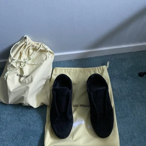 Arigato 360 laceless svarta - Ett par fräscha svarta arigato skor som endast är använda ett fåtal gånger. Skick 8/10! Dustbagen följer även med. Skriv för fler bilder! Pris går att diskutera