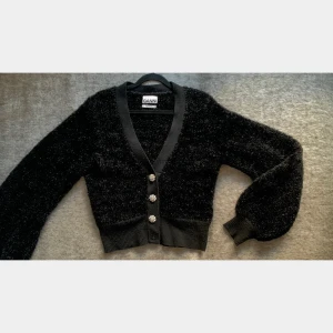 GANNI kofta - Glittrig kofta med kristallknappar från GANNI ✨ Saknar en knapp längst ner, därav priset 🖤🖤