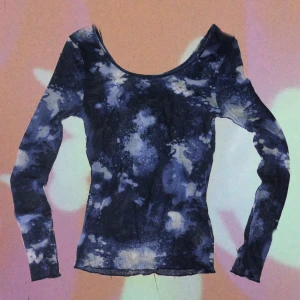 Topp - Fin blåmelerad topp med krage som går att ha över axlarna eller nedanför axlarna 💙