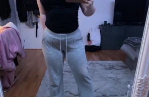 Juicy couture L - Hej! Säljer dessa juicy couture mjukisbyxor i storlek L, gamla modellen. Dem har en ljus fläck på ena benet vid knät, därav priset.  Kan mötas upp i Göteborg/mölndal/Kungsbacka, men kan även frakta dem! Kostar 66kr för frakten 🥰