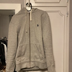 Raplh lauren hoddie - Grå Ralph lauren hoddie i bra skick, använd fåtal gånger säljer nu för de är för liten