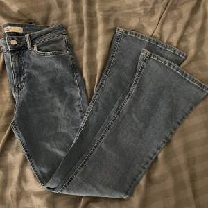Säljer dessa bootcut jeans från GINA TRICOT, storlek S