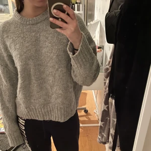 Grå stickad tröja - Supersnygg grå stickad tröja från Zara. Använd en del men fortfarande snygg, passar mig som brukar ha S/M. Frakt ingår i priset 
