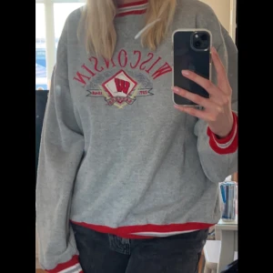 Grå sweatshirt med tryck - Jättefin grå oversized sweatshirt, köpt från en Vintage affär i Spanien. Jätteskönt material och i fint skick. Köpt för ca 560kr  🥰❤️