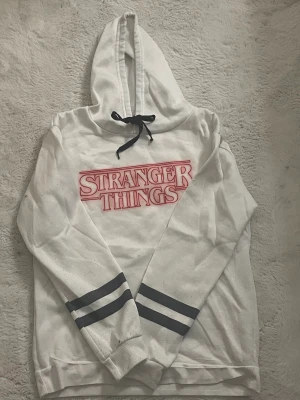 hoodie  - jättefin stranger things hoodie, knappt använd. köpt på nätet & jättebra skick
